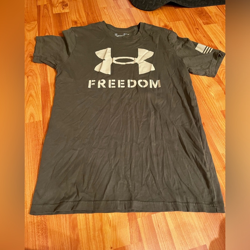 Under Armour men’s small loose fitted T-shirt